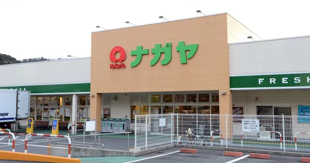 【スーパーナガヤ鎌田店】販促プロモーションに最適な地域密着型スーパーの風除室にあるイベントスペース