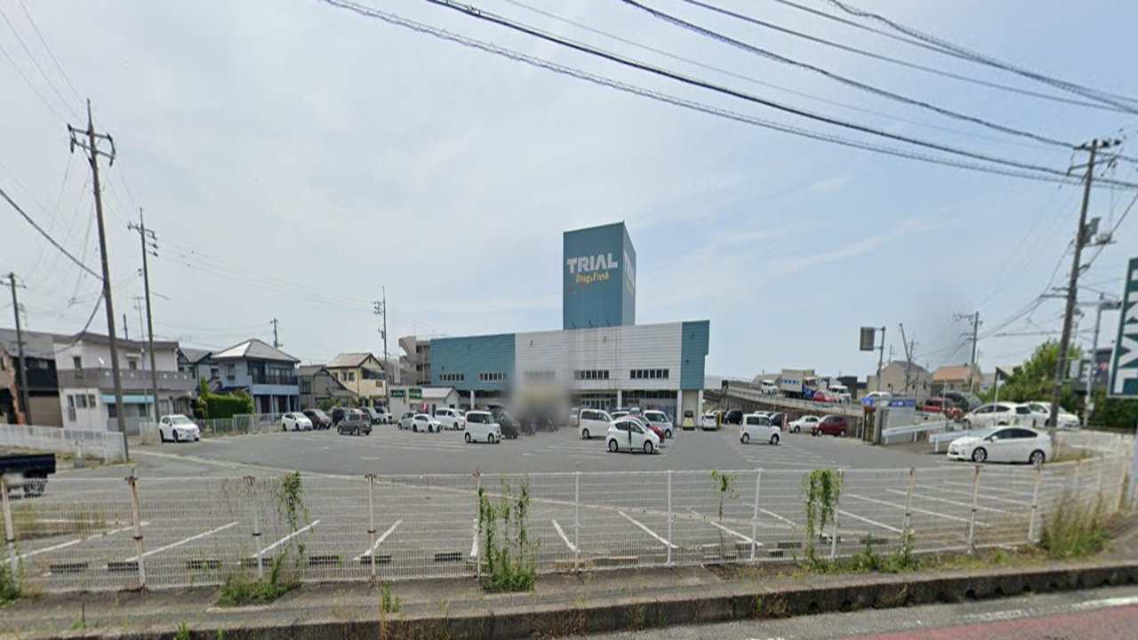 【ドラッグ＆フレッシュトライアル小月店】【小スペース】駐車場スペースA_店舗看板下　※電源なし