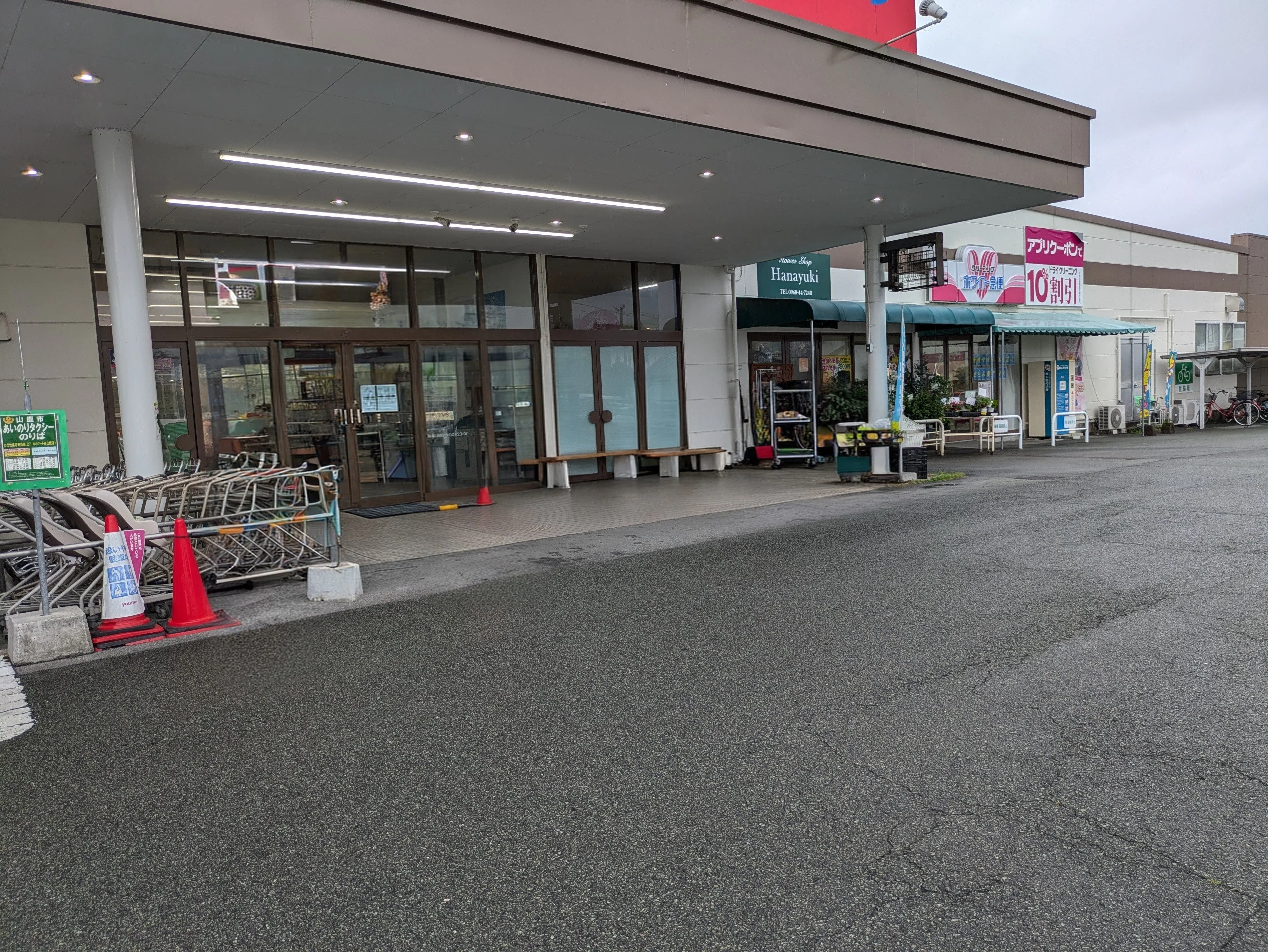 【ゆめマート東山鹿】店頭軒下 ポップアップストア(物販、食物販)やプロモーション用途に最適なスーパーの屋外催事イベントスペース