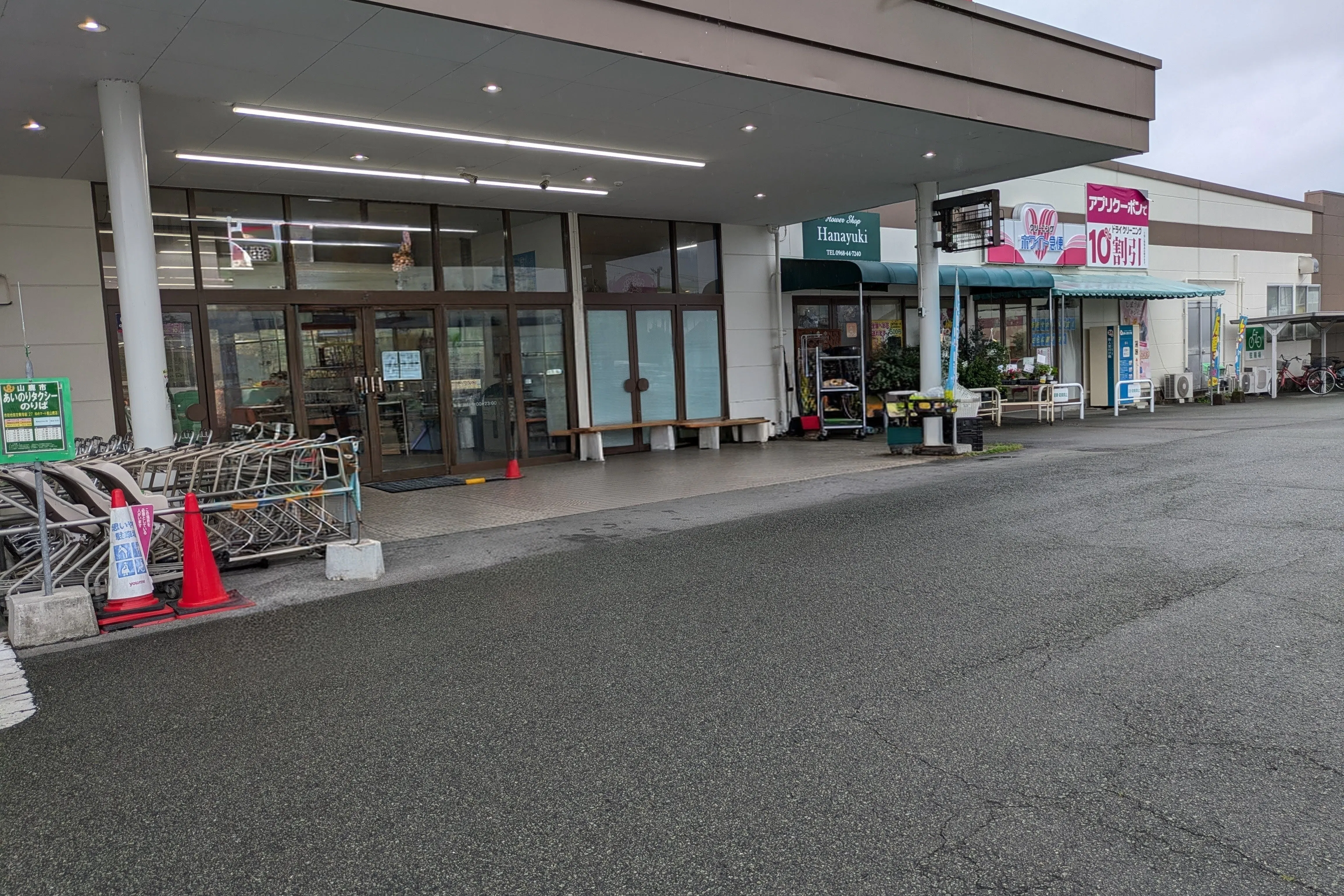 【ゆめマート東山鹿】店頭軒下 ポップアップストア(物販、食物販)やプロモーション用途に最適なスーパーの屋外催事イベントスペース