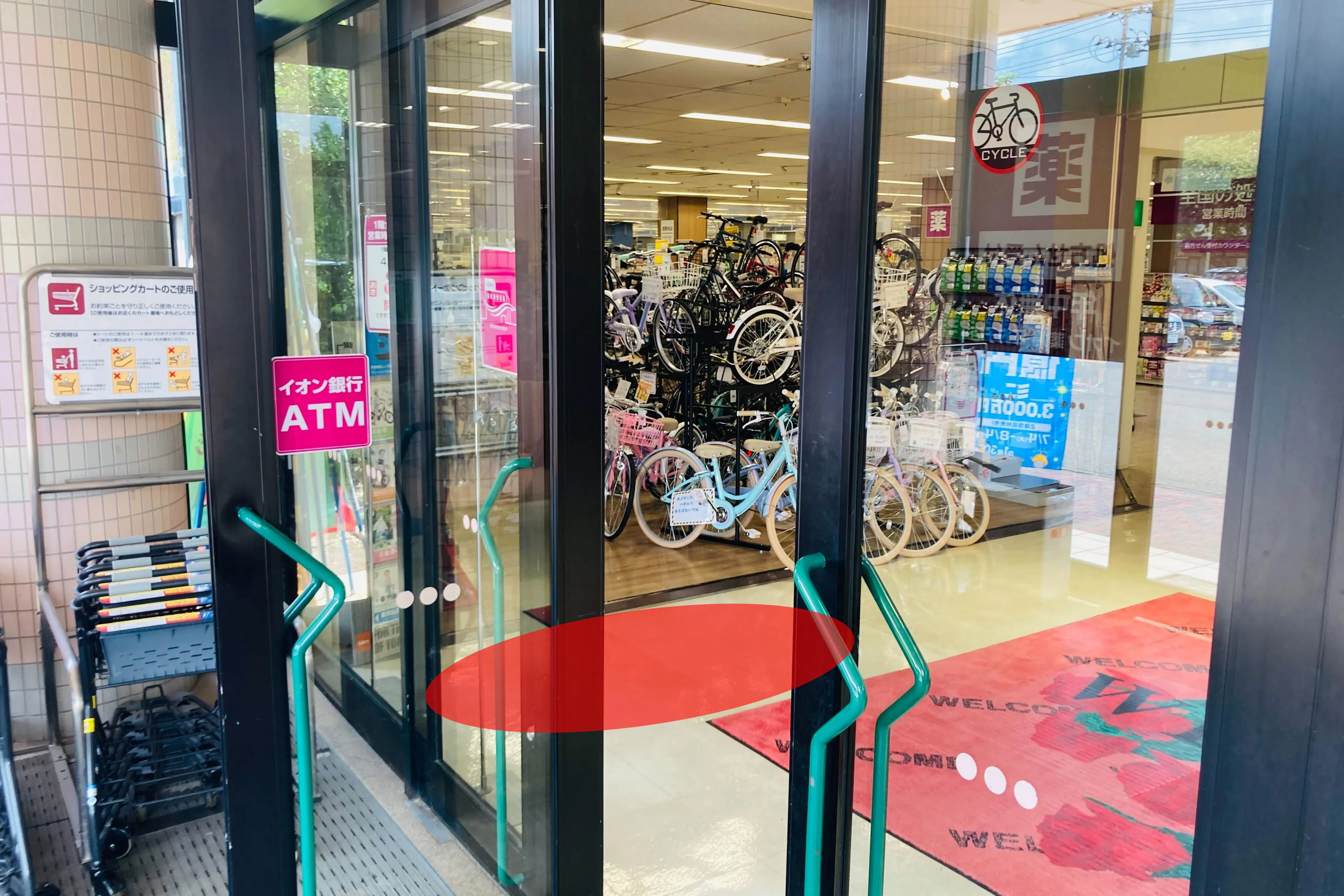 【イオン江釣子店】各種プロモーションイベントや小規模物販に最適な施設南側出入口付近にあるイベントスペース