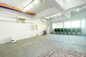 【恵比寿駅5分】展示会、ギャラリー、撮影用途に最適な2面採光で自然光あふれるイベントスペース。ハンガーラック9本貸出。