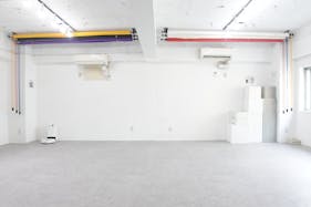 【恵比寿駅5分】展示会、ギャラリー、撮影用途に最適な2面採光で自然光あふれるイベントスペース。ハンガーラック9本貸出。