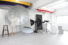 【恵比寿駅5分】展示会、ギャラリー、撮影用途に最適な2面採光で自然光あふれるイベントスペース。ハンガーラック9本貸出。