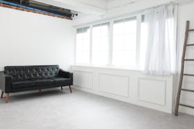 【恵比寿駅5分】展示会、ギャラリー、撮影用途に最適な2面採光で自然光あふれるイベントスペース。ハンガーラック9本貸出。