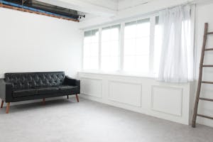 【恵比寿駅5分】展示会、ギャラリー、撮影用途に最適な2面採光で自然光あふれるイベントスペース。ハンガーラック9本貸出。