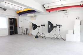 【恵比寿駅5分】展示会、ギャラリー、撮影用途に最適な2面採光で自然光あふれるイベントスペース。ハンガーラック9本貸出。