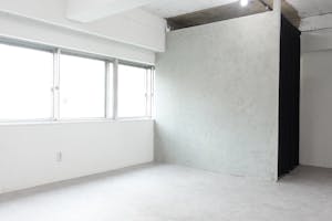 【恵比寿駅5分】展示会、ギャラリー、撮影用途に最適な2面採光で自然光あふれるイベントスペース。ハンガーラック9本貸出。