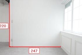 【恵比寿駅5分】展示会、ギャラリー、撮影用途に最適な2面採光で自然光あふれるイベントスペース。ハンガーラック9本貸出。