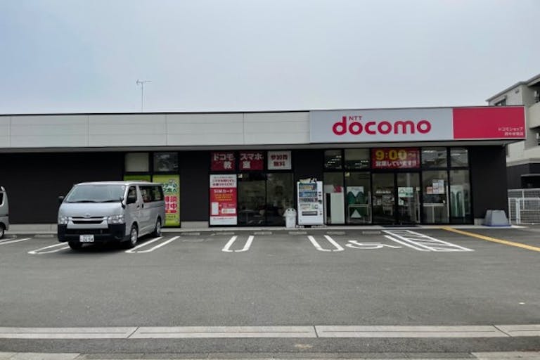 【西府駅14分】キッチンカーや屋外型イベントに適した新付中街道に面する視認性の高いドコモショップ府中本宿店の駐車場スペースの画像1