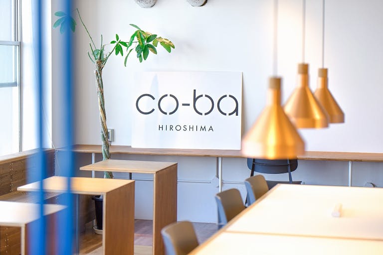 センターの机には照明があります(取り外し可能)