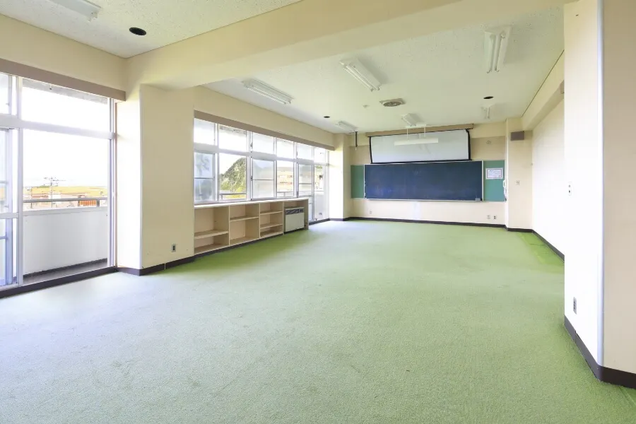 【千葉県南房総市】学校を舞台としたロケーション撮影会に最適な自然に囲まれた景観の良い撮影施設