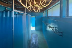 【千葉県南房総市】学校を舞台としたロケーション撮影会に最適な自然に囲まれた景観の良い撮影施設