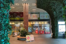 【渋谷モディ】1階 店頭プラザ【プロモーション】渋谷駅徒歩2分でトラフィック抜群のスペース。合わせて外壁ビジョン・サイネージの活用もおすすめ