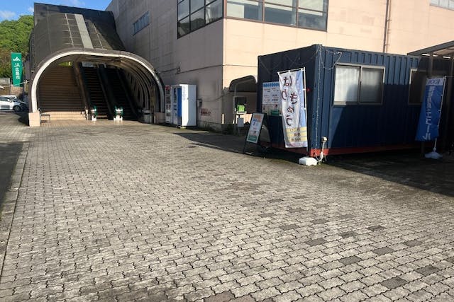 【コムズ安佐パーク】キッチンカーに利用可能な正面入り口駐車場スペース