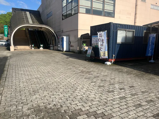 【コムズ安佐パーク】キッチンカーに利用可能な正面入り口駐車場スペース