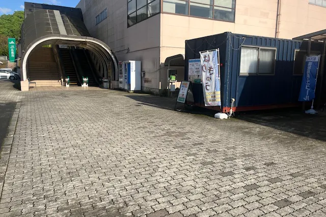 【コムズ安佐パーク】キッチンカーに利用可能な正面入り口駐車場スペース