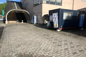 【コムズ安佐パーク】キッチンカーに利用可能な正面入り口駐車場スペース