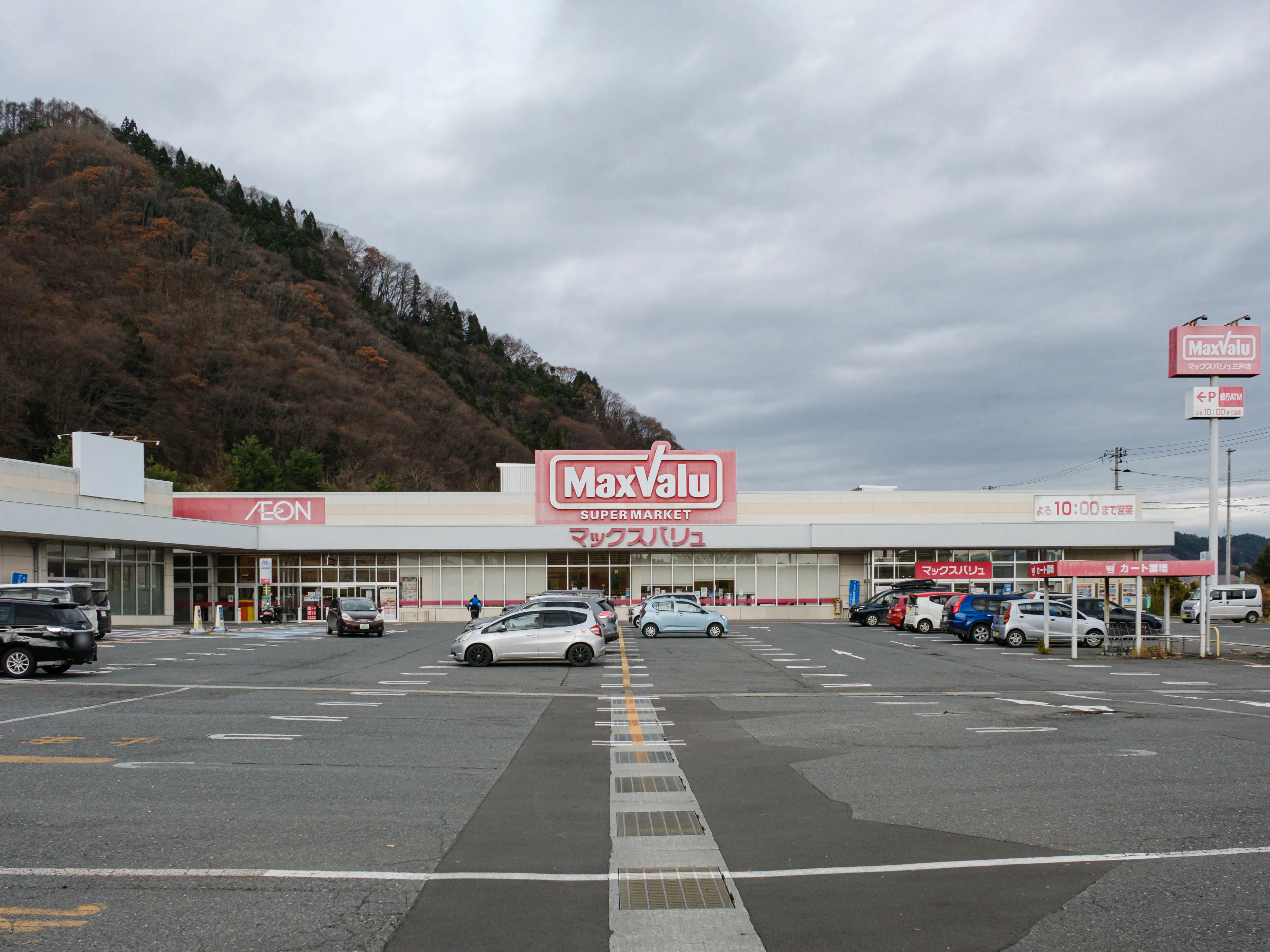 【マックスバリュ三戸店】各種プロモーションイベントに最適な店舗内イートインスペース内のイベントスペース