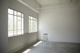 【代官山駅8分】ギャラリーや展示会に適した白×ライトグレーのモダンなイベントスペース