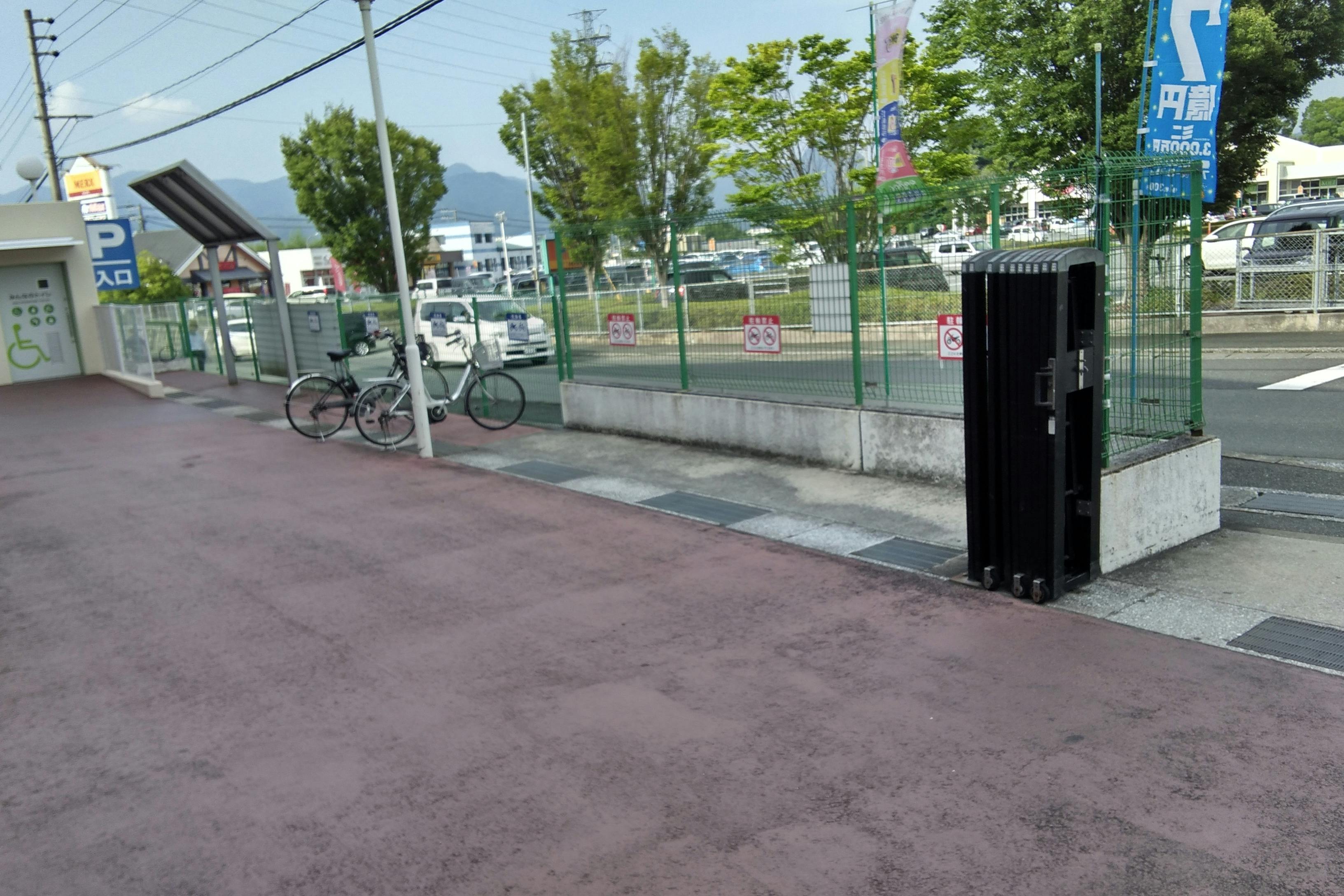 【ミスターマックス 田川バイパス店】ミスターマックス入口前 販促プロモーションや物販用途に最適な総合ディスカウントストアの催事イベントスペース