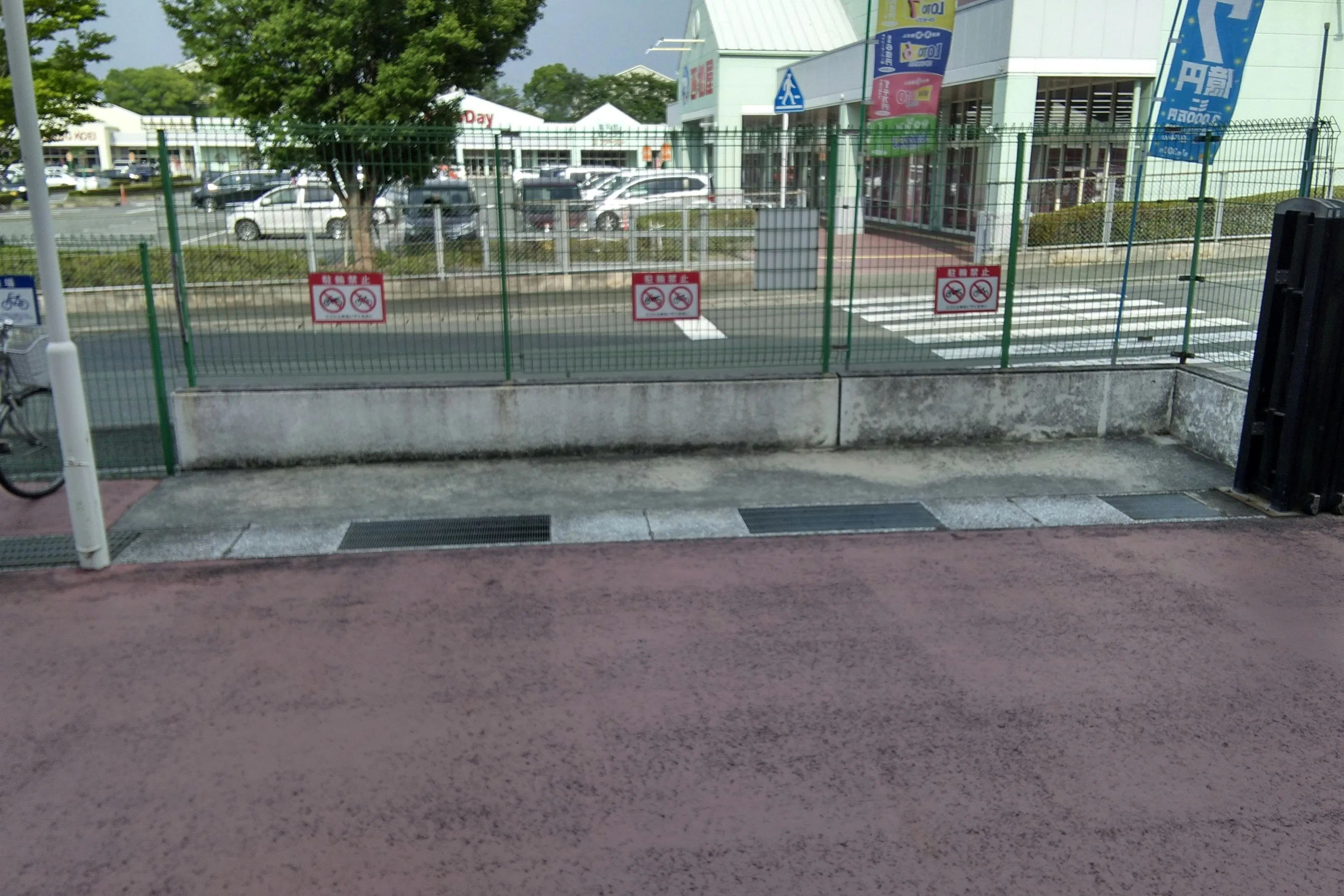 【ミスターマックス 田川バイパス店】ミスターマックス入口前 販促プロモーションや物販用途に最適な総合ディスカウントストアの催事イベントスペース