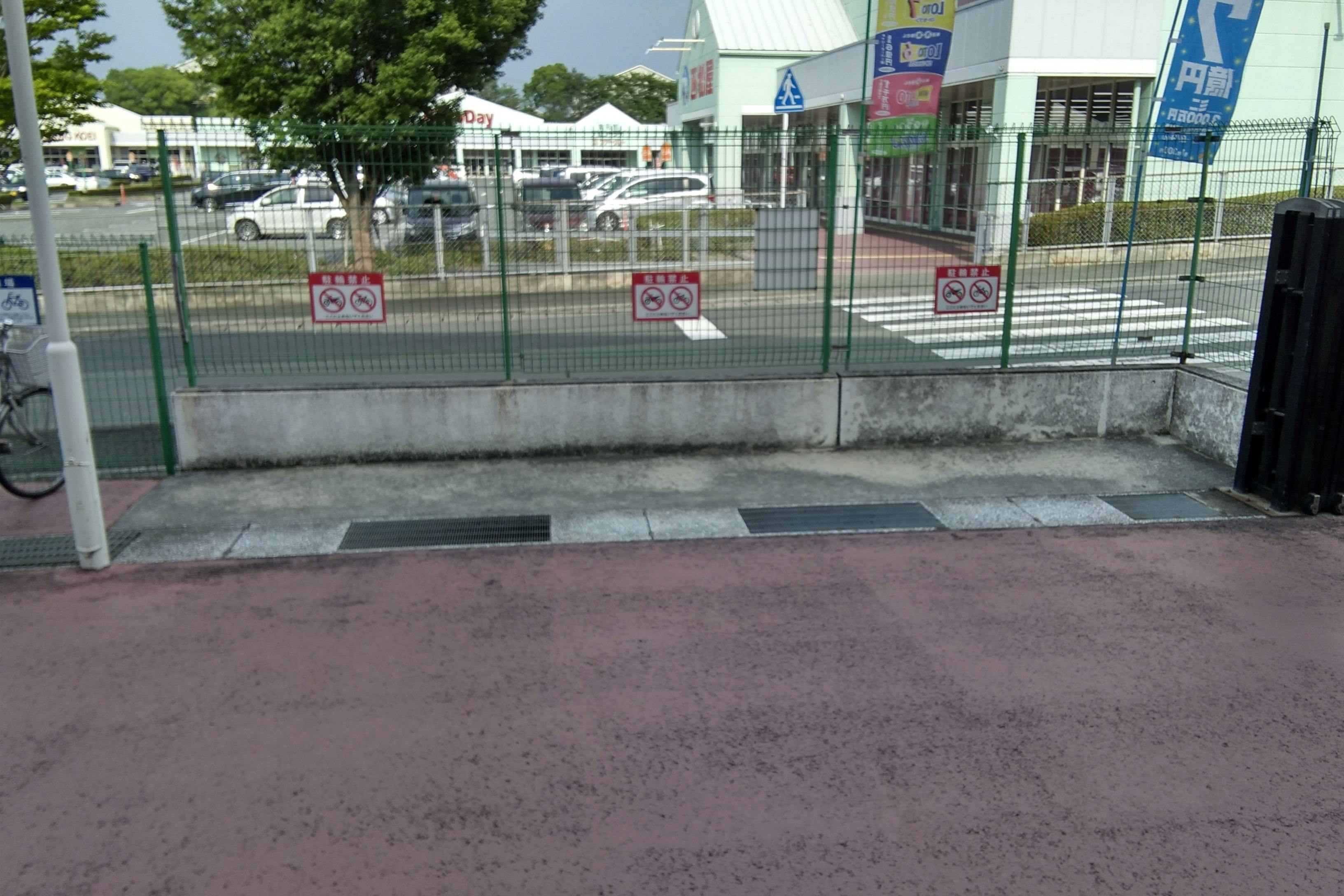 【ミスターマックス 田川バイパス店】ミスターマックス入口前 販促プロモーションや物販用途に最適な総合ディスカウントストアの催事イベントスペース