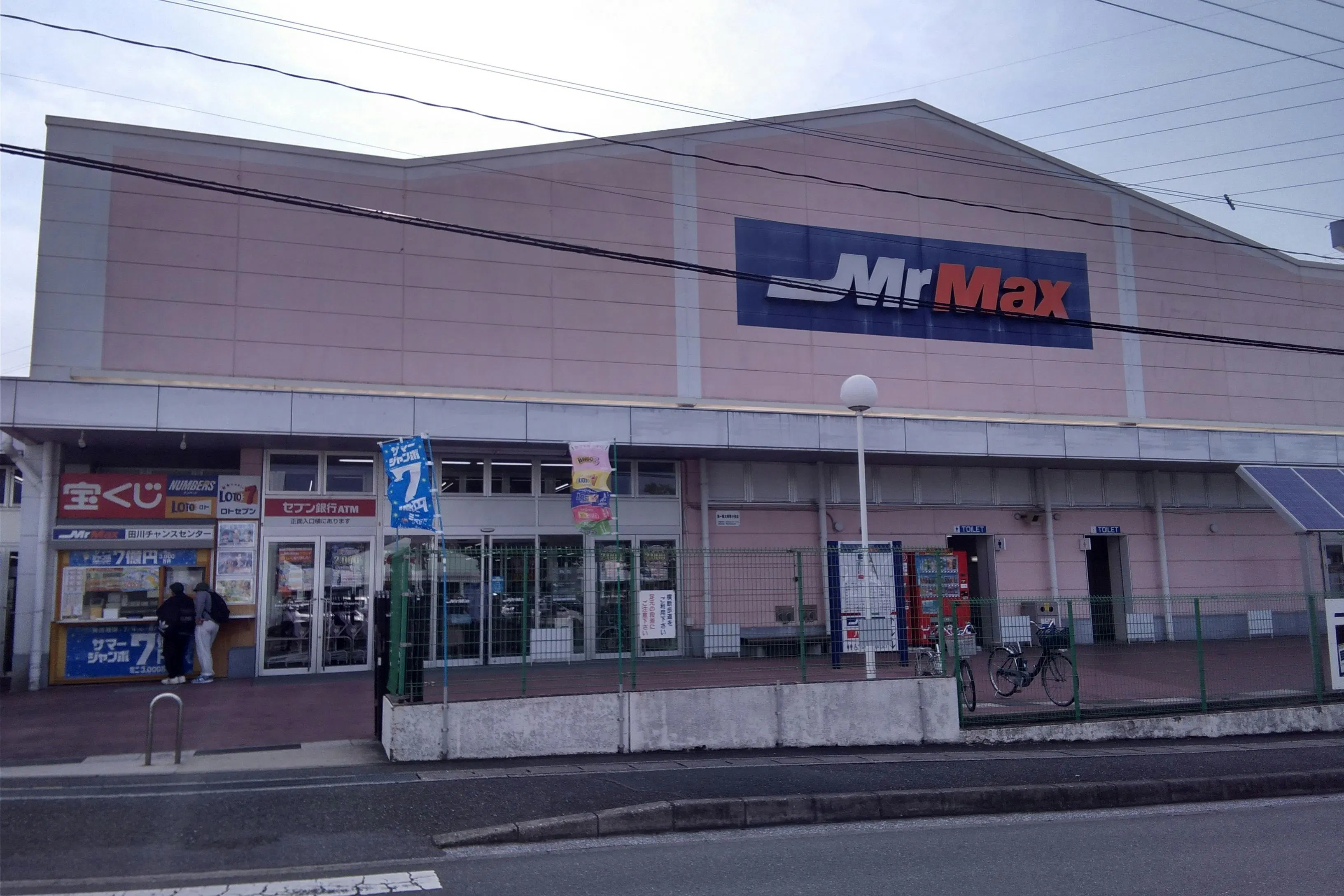 【ミスターマックス 田川バイパス店】ミスターマックス入口前 販促プロモーションや物販用途に最適な総合ディスカウントストアの催事イベントスペース