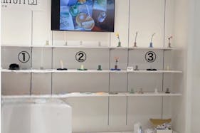 【新宿マルイアネックス】2階 カレンダリウムD01【食物販・物販】エスカレーター横、サイネージ、フィッティングルーム、什器完備