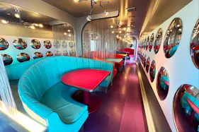 【梅小路京都西駅1分】伝統と未来が交差する列車型レストラン「FUTURE TRAIN KYOTO DINER & CAFE」内のスペース