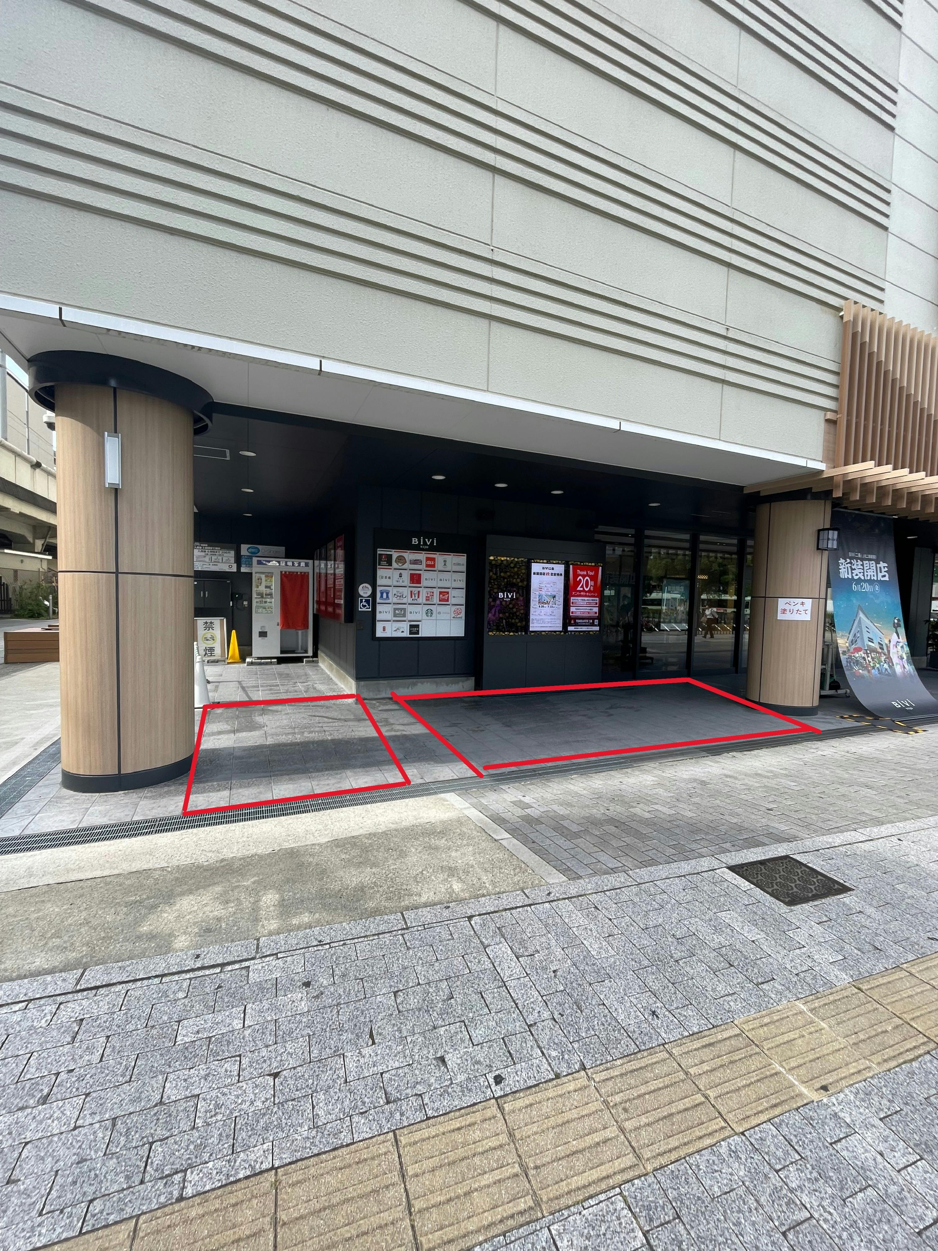 【Bivi二条】PRイベントやキッチンカー利用可能な屋外サイネージ前の入り口スペース
