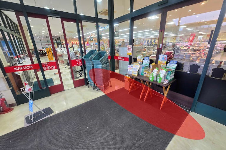 【ナフコトミダ瑠璃光店】食物販や販促プロモーションに最適な入口近くの風除室スペースの画像1