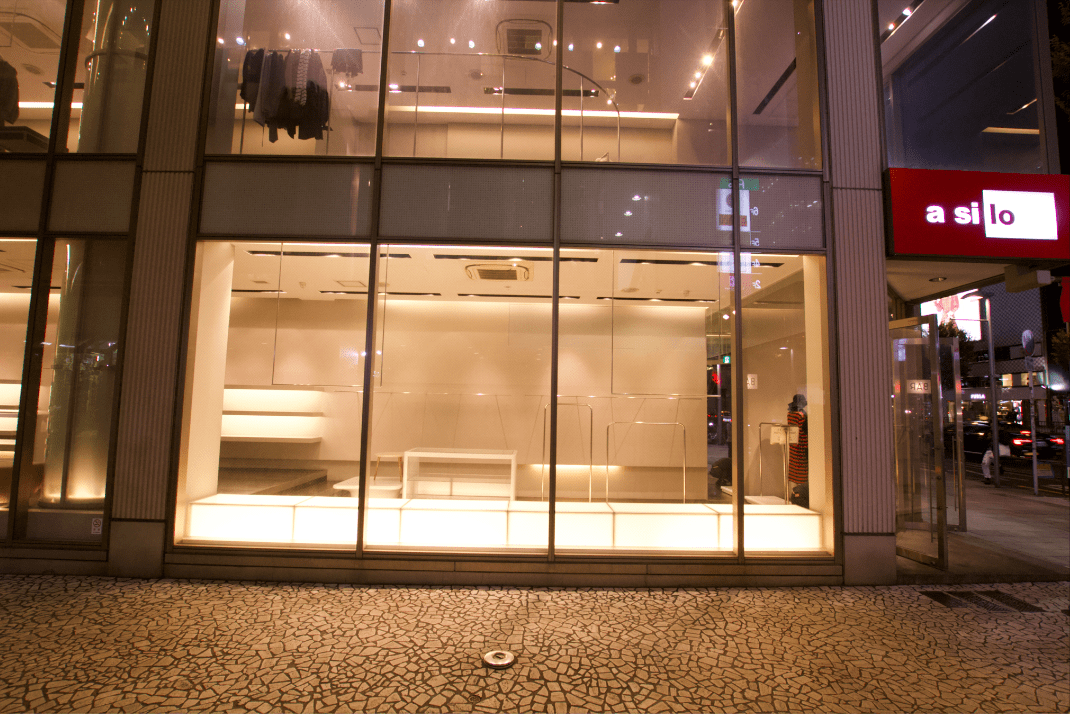 ガラス張りの視認性抜群のスペースです。