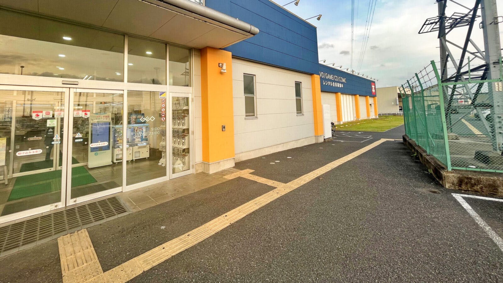 【文真堂書店ゲオ幸手店】キッチンカー出店に最適!交通量が多い道路に面した書店の駐車場スぺース