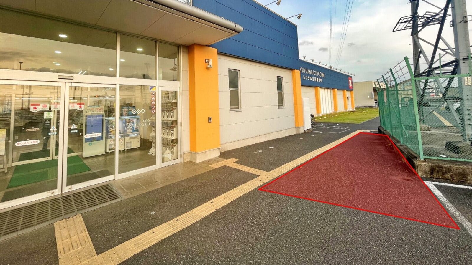 【文真堂書店ゲオ幸手店】キッチンカー出店に最適！交通量が多い道路に面した書店の駐車場スぺースの画像
