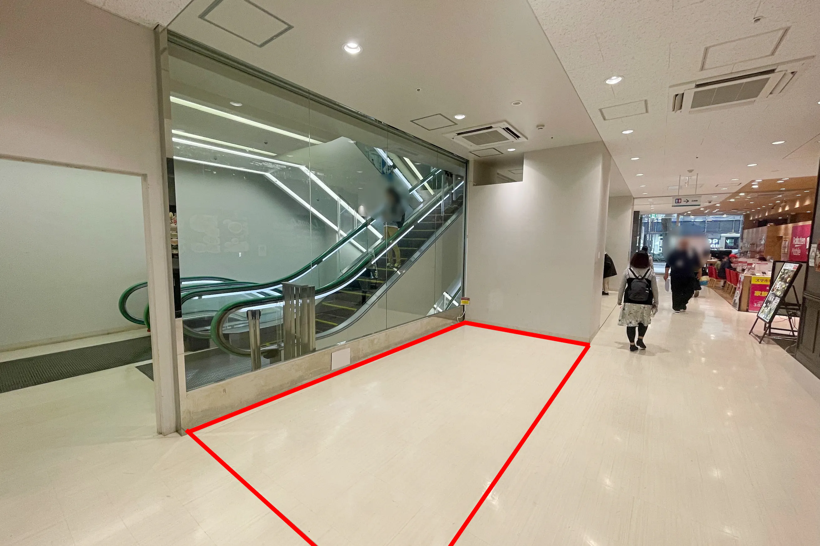 【フロム中武】各種プロモーションイベントに最適な駅近ショッピングセンター1階エスカレーター横にあるイベントスペース - ショップカウンター