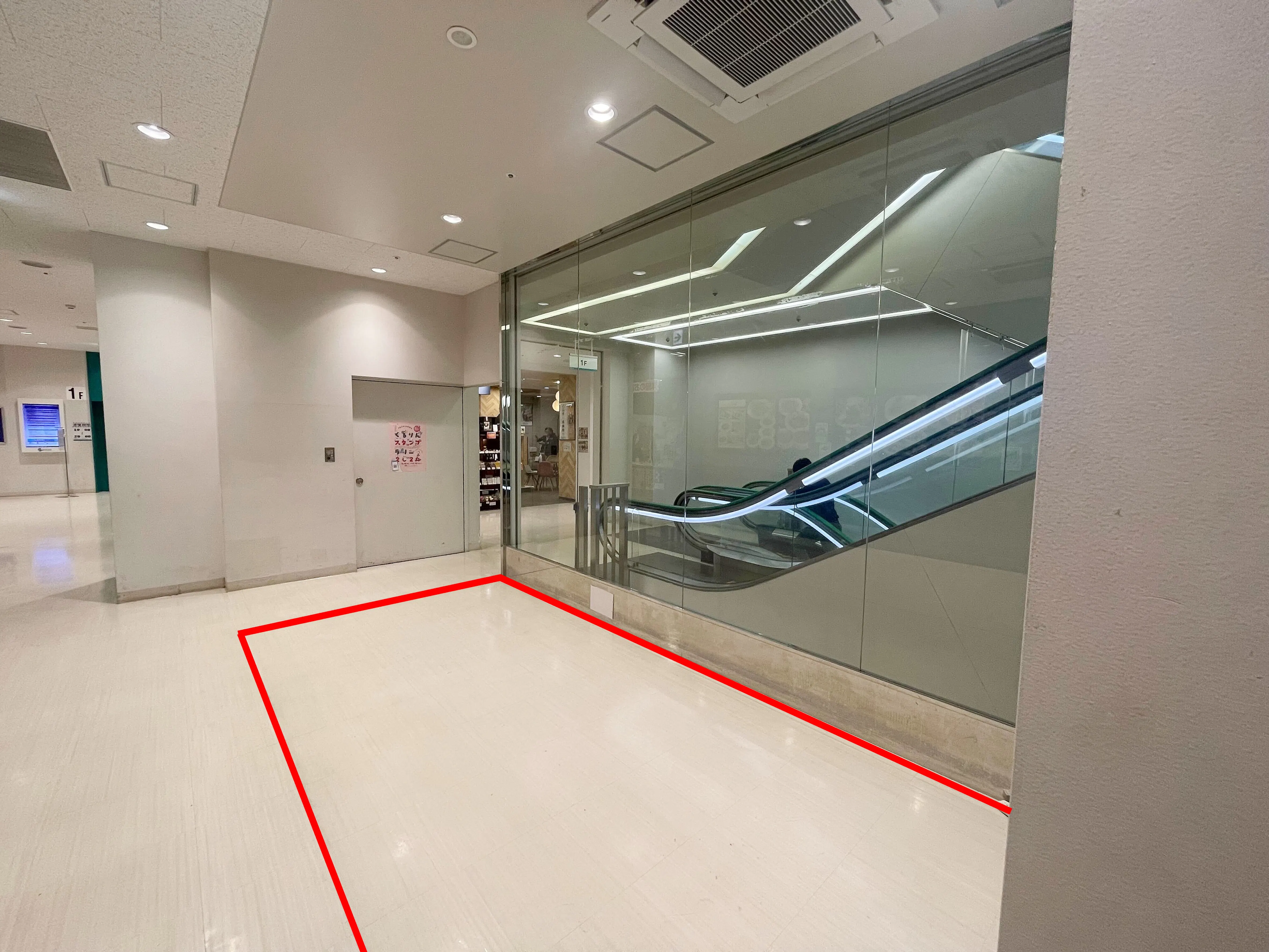 【フロム中武】各種プロモーションイベントに最適な駅近ショッピングセンター1階エスカレーター横にあるイベントスペース - ショップカウンター