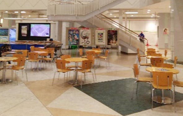 【イオン笠間店】各種プロモーションや物販、食物販のポップアップストアに最適な1Fセントラルコート階段側の催事イベントスペースの画像