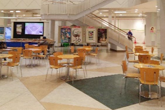 【イオン笠間店】各種プロモーションや物販、食物販のポップアップストアに最適な1Fセントラルコート階段側の催事イベントスペース