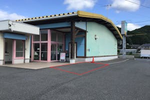 【ダイナム岡山笠岡店ゆったり館】キッチンカーやプロモーションに最適なアミューズメント施設のイベントスペース(めん六や前)