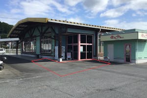 【ダイナム岡山笠岡店ゆったり館】キッチンカーやプロモーションに最適なアミューズメント施設のイベントスペース(めん六や前)