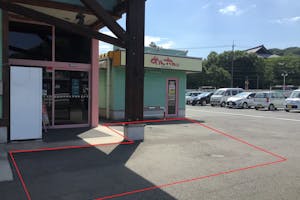 【ダイナム岡山笠岡店ゆったり館】キッチンカーやプロモーションに最適なアミューズメント施設のイベントスペース(めん六や前)
