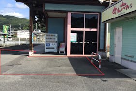 【ダイナム岡山笠岡店ゆったり館】キッチンカーやプロモーションに最適なアミューズメント施設のイベントスペース(めん六や前)