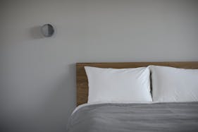 【祐天寺駅5分/3F】明るいトーンのスムースモルタルの床と淡いグレーの壁、洗礼された印象のベッドルームが印象的な撮影スタジオ