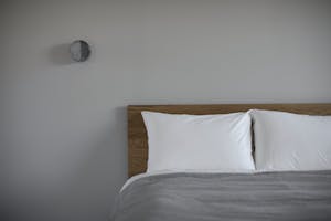 【祐天寺駅5分/3F】明るいトーンのスムースモルタルの床と淡いグレーの壁、洗礼された印象のベッドルームが印象的な撮影スタジオ