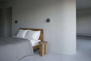 【祐天寺駅5分/3F】明るいトーンのスムースモルタルの床と淡いグレーの壁、洗礼された印象のベッドルームが印象的な撮影スタジオ