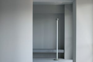 【祐天寺駅5分/3F】明るいトーンのスムースモルタルの床と淡いグレーの壁、洗礼された印象のベッドルームが印象的な撮影スタジオ