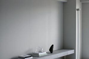 【祐天寺駅5分/3F】明るいトーンのスムースモルタルの床と淡いグレーの壁、洗礼された印象のベッドルームが印象的な撮影スタジオ