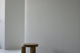 【祐天寺駅5分/3F】明るいトーンのスムースモルタルの床と淡いグレーの壁、洗礼された印象のベッドルームが印象的な撮影スタジオ