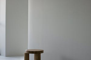 【祐天寺駅5分/3F】明るいトーンのスムースモルタルの床と淡いグレーの壁、洗礼された印象のベッドルームが印象的な撮影スタジオ